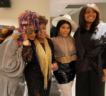 La falda de vinilo negro en la cuenta de Instagram de @sosobrat