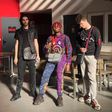 El bape mix camo jogging usado por Youv Dee en la cuenta de Instagram de @sirapxv