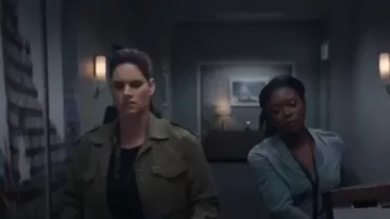 Chaqueta militar verde caqui usada por la agente especial Maggie Bell (Missy Peregrym) en fbi Temporada 2 Episodio 10