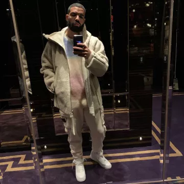 Stone island White Pants Stone Island Men of Drake en la cuenta de Instagram @champagnepapi