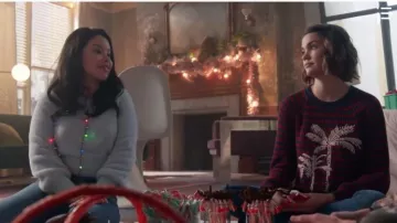 Suéter stripe Palm Blue usado por Callie Adams Foster (Maia Mitchell) en Good Trouble Temporada 2 Episodio 9