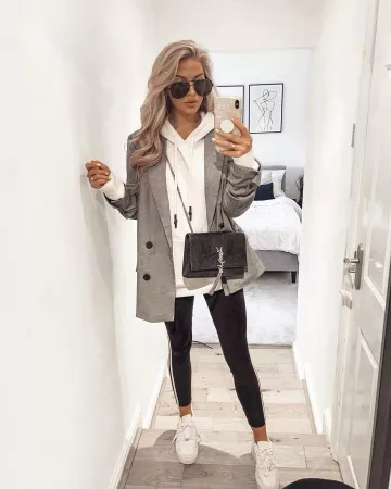 Sweat à Capuche surdimensionné de Lauren Watson sur l'Instagram account @laurenxwatsonnn