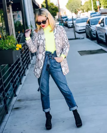 Mango Snake Print Blazer de Zia Domic en la cuenta de Instagram @huntercollector