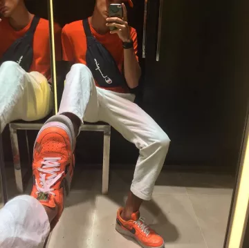 Air Force 1 " just do it orange " usado por _.ugo en la cuenta de Instagram de @_.ugo 
