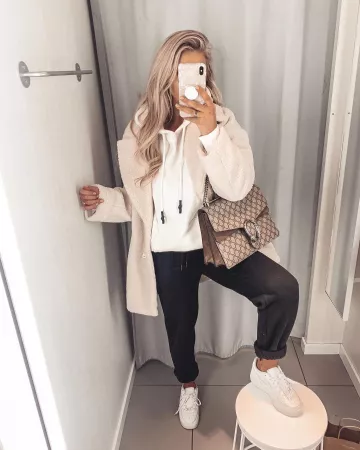 Sweat à Capuche surdimensionné de Lauren Watson sur l'Instagram account @laurenxwatsonnn