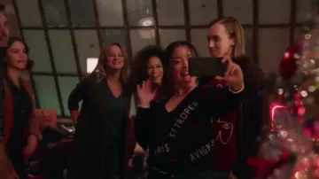 Impression noire col en v tendance Pull porté par Mariana Adams Foster (Cierra Ramirez) dans Bien des Ennuis Saison 2 Épisode 10