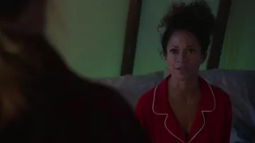 Rouge Tricot Pyjama Ensemble porté par Lena Adams Foster (Sherri Saum) dans Bien des Ennuis Saison 2 Épisode 10