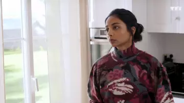 The pull-flower Lou (Rani Bheemuck) in Tomorrow belongs to us