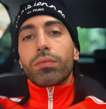 Sudadera Moncler con cierre de cremallera naranja usada por Ademo en la cuenta de Instagram de @ademoofficiel