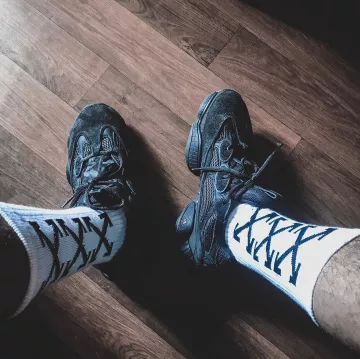 Adidas yeezy 500 " utility black " porté par jadrxma  sur le compte Instagram de @jadrxma 