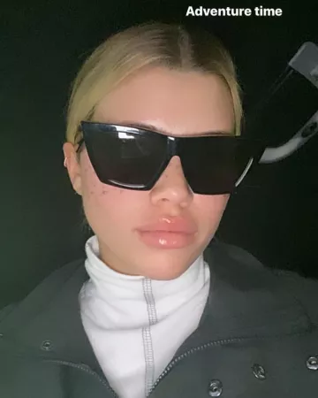 Gafas de sol Celine Black Edge usadas por Sofia Richie Instagram Stories diciembre 18, 2019