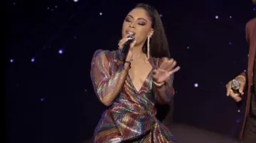 Vestido Metálico Rainbow Wrap usado por Treasure (Katlynn Simone) en Empire Temporada 6 Episodio 10