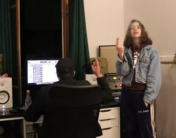 Le hoodie Bape bordeaux porté par Swan sur le compte Instagram de @swanodp