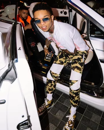 Los pantalones verde camuflaje y blanco que lleva Swae Lee en la cuenta de Instagram de @swaelee