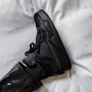 Jordan 4 Retro Olivia Kim No Cover  portée par miniswoosh   sur le compte Instagram de @miniswoosh 