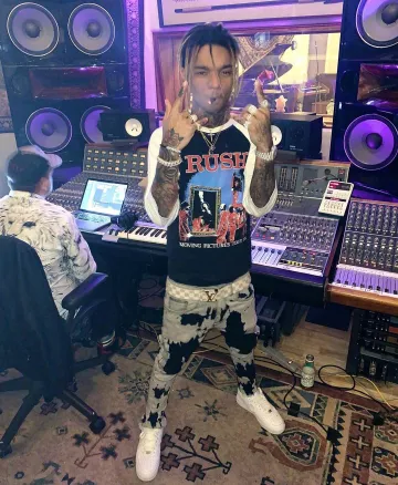 Las zapatillas blancas nike con punta plateada que lleva Swae Lee en la cuenta de Instagram de @swaelee