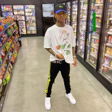 La casquette rare bleue et noire portée par Swae Lee sur le compte Instagram de @swaelee