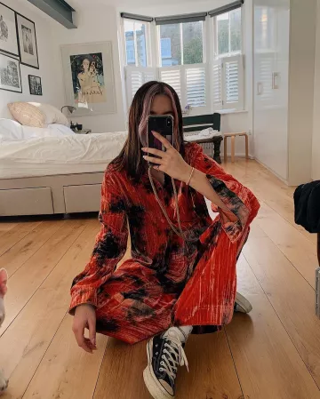 Shirt velvet worn by polivia smith on the account Instagram of @asos_olive