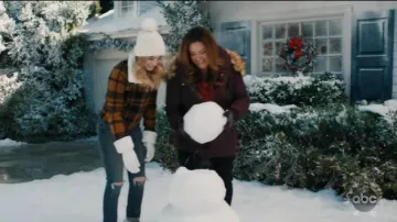 Chaqueta a cuadros de piel sintética usada por Taylor Otto (Meg Donnelly) en American Housewife Temporada 4 Episodio 10