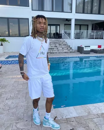 Les sneakers nike blanches et bleues portées par Swae Lee sur le compte Instagram de @swaelee