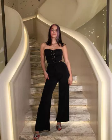 Top noir asos usados por olivia smith en la cuenta de Instagram de @asos_olive