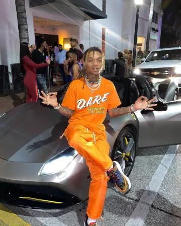 La camiseta naranja y balnce D.A.R.E. usada por Swae Lee en la cuenta de Instagram de @swaelee
