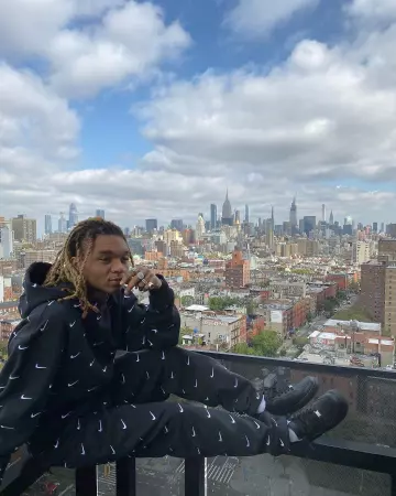 Le hoodie nike noir et blanc avec plusieurs swooshs porté par Swae Lee sur le compte Instagram de @swaelee