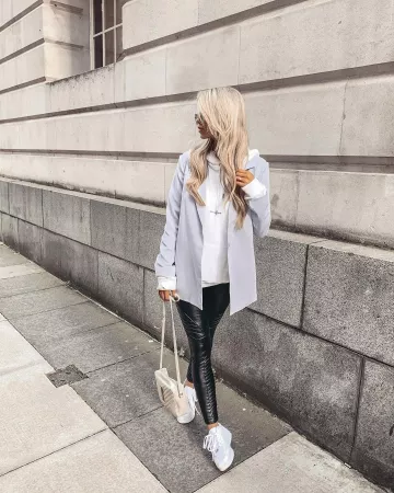 Chandail à capuchon Blanc de Lauren Watson sur l'Instagram account @laurenxwatsonnn