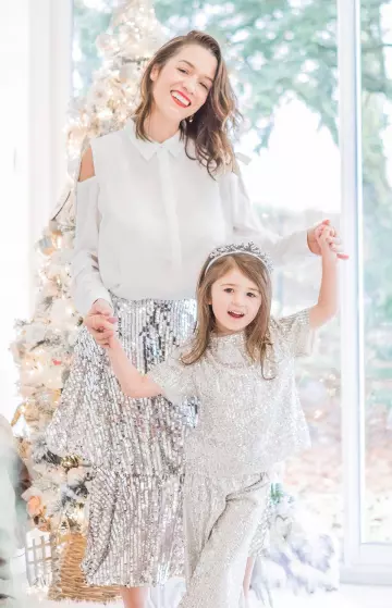 Jupe longue à sequins argenté de Babychoufamily sur le compte Instagram de @babychoufamily.fr