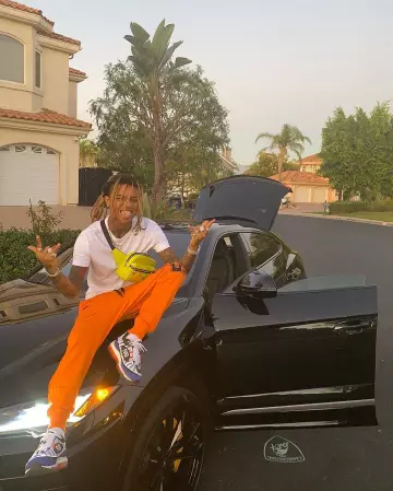 Les sneakers bleues, blanches et oranges avec numéro 98 portées par Swae Lee sur le compte Instagram de @swaelee