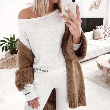 Haut de pyjama Happy Mind porté par Jaynee sur le compte Instagram de @jaynee.me