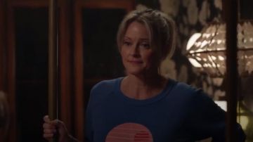 Sudadera gráfica impresa Blue Turks & Caicos usada por Stef Adams Foster (Teri Polo) en Good Trouble Temporada 2 Episodio 10