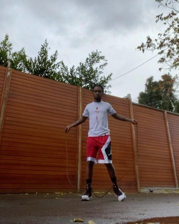 Le short air jordan rouges, gris et noir porté par Slim Jxmmi sur le compte Instagram de @slimjxmmi