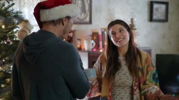 Imprimé Floral Top Pull porté par Rio (Lake Bell) dans Bénisse Ce Gâchis Saison 2 Épisode 9