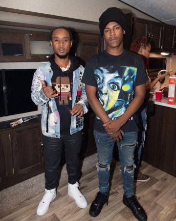 Las zapatillas negras que lleva Teejay en la cuenta de Instagram de @slimjxmmi