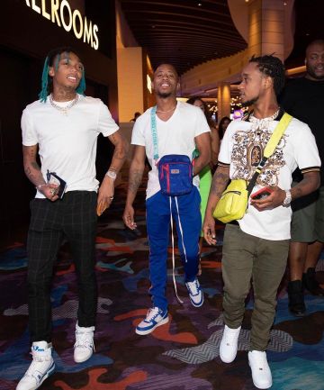 Les sneakers nike blanches et bleues portées par Djay Sremm sur le compte Instagram de @slimjxmmi