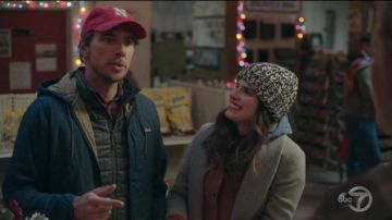 Blue Bomber Veste à Capuchon porté par Mike (Dax Shepard) dans Bénisse Ce Gâchis Saison 2 Épisode 9