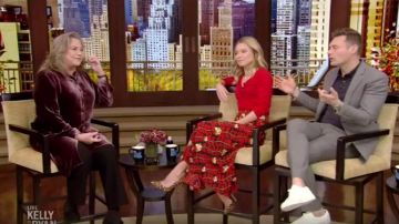 Rag & bone Pamela Merino Wool Knit V-Neck Sweater usado por Kelly Ripa en VIVO con Kelly y Ryan 19 de diciembre de 2019
