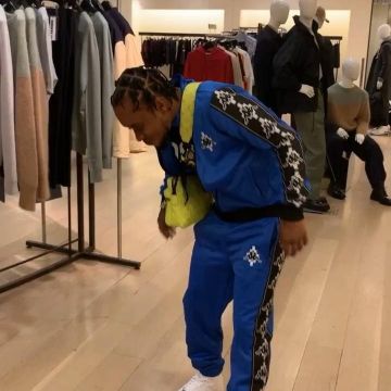 The sweater kappa blue, black and white worn by Slim Jxmmi on the account Instagram of @slimjxmmi