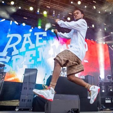 Les sneakers blanches et grises à lacets dorés portées par Slim Jxmmi sur le compte Instagram de @slimjxmmi