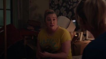 Camiseta mística impresa de perro amarillo usada por Davia (Emma Hunton) en Good Trouble Temporada 2 Episodio 10