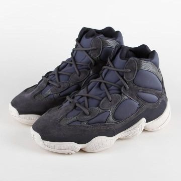 Pizarra alta Yeezy 500 en la cuenta de Instagram de @sneakernews