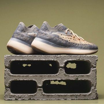 Adidas Yeezy Boost 380 Mist Reflective en la cuenta de Instagram de @sneakernews