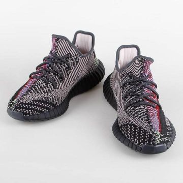 Adidas Yeezy Boost 350 V2 Yecheil (No Reflectante) en la cuenta de Instagram de @sneakernews