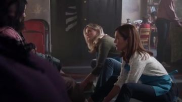 Blusa frontal con botón impreso de tres puntos usada por Diane Hunter (Susan Walters) en Good Trouble Temporada 2 Episodio 10
