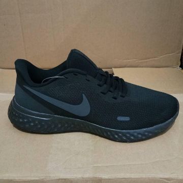 Zapatilla de running para hombre Nike Revolution 5 FlyEase en la cuenta de Instagram de @shoeskoleksi