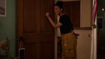 Cargo pants worn by Izzie (Fivel Stewart) in Atypical (S03E01)