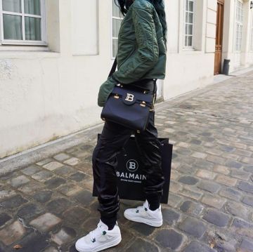 Jordan 4 Retro Classic Green usado por alealimay en la cuenta de Instagram de @alealimay 