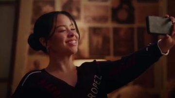 Joie Noir Wilhelmina Chandail porté par Mariana Adams Foster (Cierra Ramirez) dans Bien des Ennuis Saison 2 Épisode 10