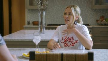 Blanc & Rouge "est Né de l'Amour" Tee porté par Stephanie Hollman dans Le Real Housewives of Dallas Saison 4 Épisode 15